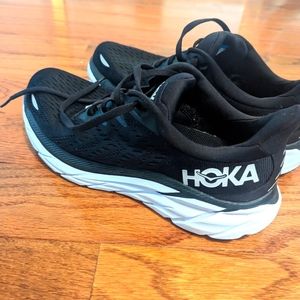 Black Hoka Clifton 8s like new